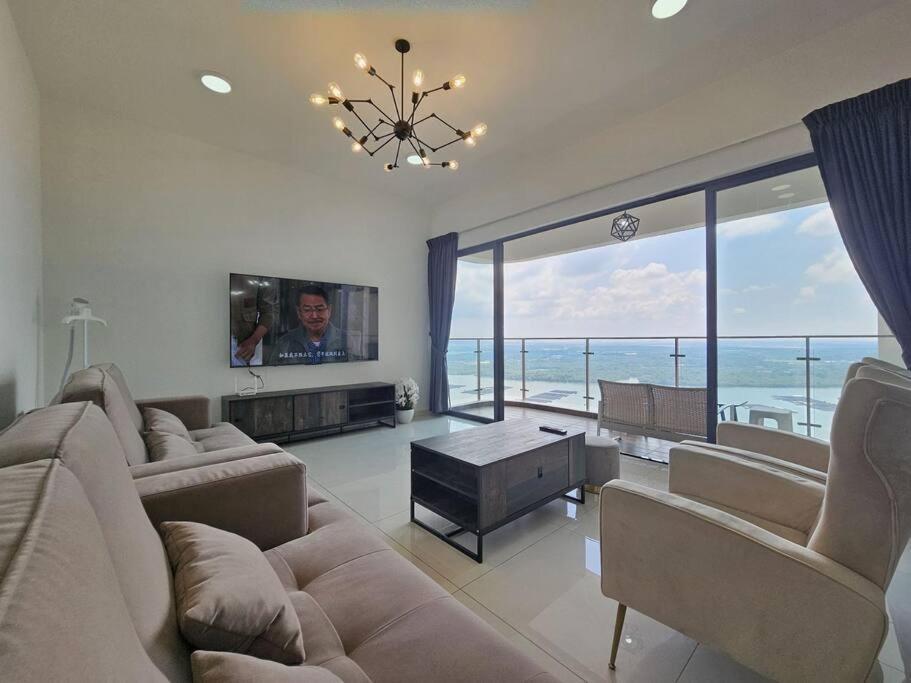 Royal Strand, Country Garden Danga Bay, Johor Bahru, Johor * Johor Bahru